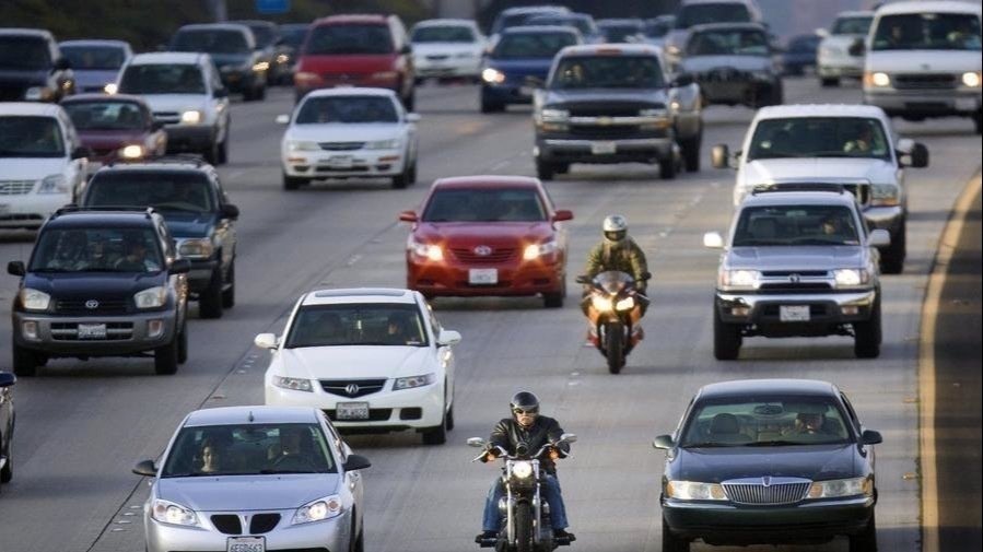 can motorcycles split lanes