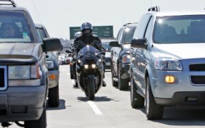 can motorcycles split lanes